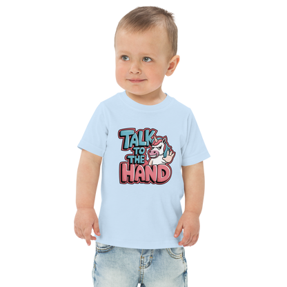 Junge trägt hellblaues T-Shirt mit Talk to the Hand Schriftzug und Einhorn das Hand zeigt