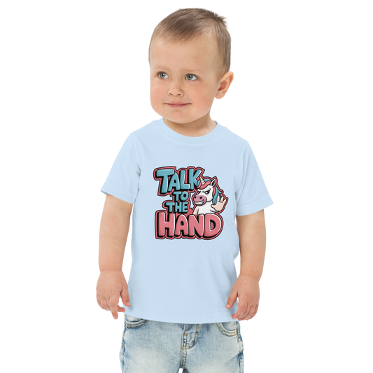 Junge trägt hellblaues T-Shirt mit Talk to the Hand Schriftzug und Einhorn das Hand zeigt