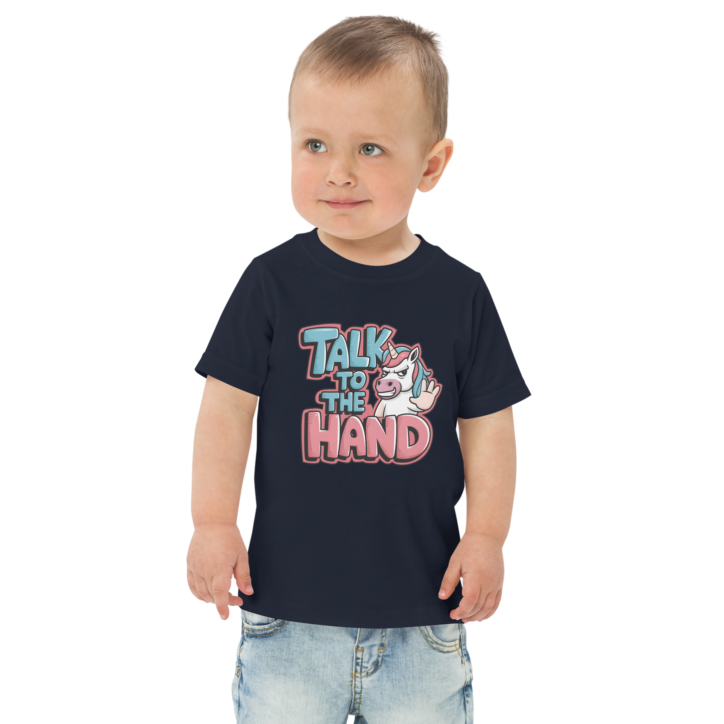 Junge trägt navy T-Shirt mit Talk to the Hand Schriftzug und Einhorn das Hand zeigt