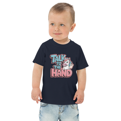 Junge trägt navy T-Shirt mit Talk to the Hand Schriftzug und Einhorn das Hand zeigt