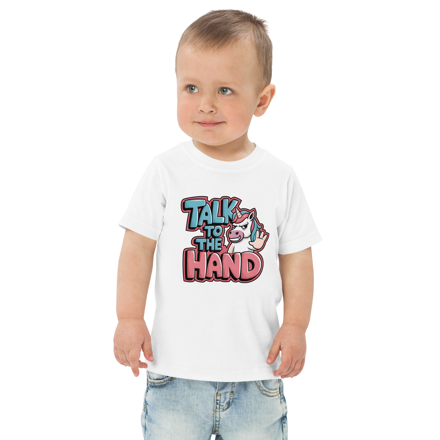 Junge trägt weißes T-Shirt mit Talk to the Hand Schriftzug und Einhorn das Hand zeigt
