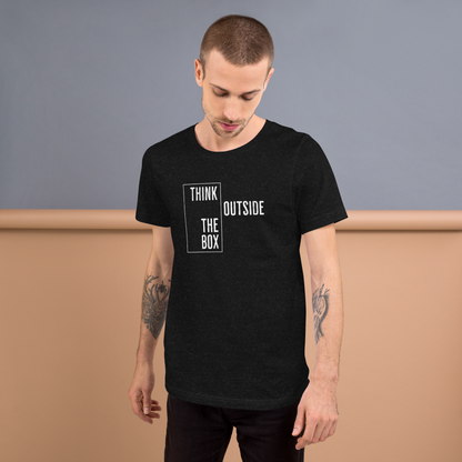 Mann trägt Heather schwarzes Unisex T-Shirt mit Think outside the Box Print