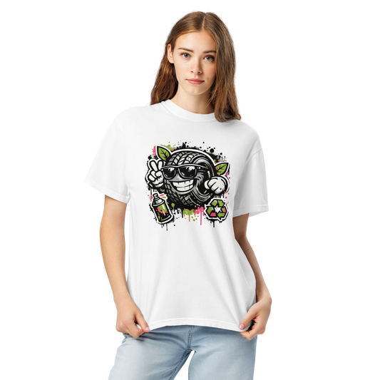 Frau trägt weißes T-Shirt im Street-Art-Look mit coolem Reifen-Maskottchen und Graffiti-Vibe