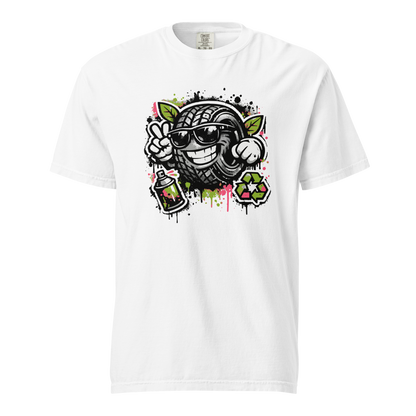Weißes T-Shirt im Street-Art-Look mit coolem Reifen-Maskottchen und Graffiti-Vibe