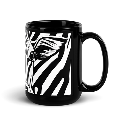 Schwarze glänzende Tasse mit schwarz weiß gestreiften Kuhgesicht rechte Ansicht