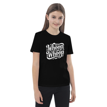 Mädchen trägt ein schwarzes Unisex Kinder T-Shirt mit geschwungenem Whoop Whoop Print