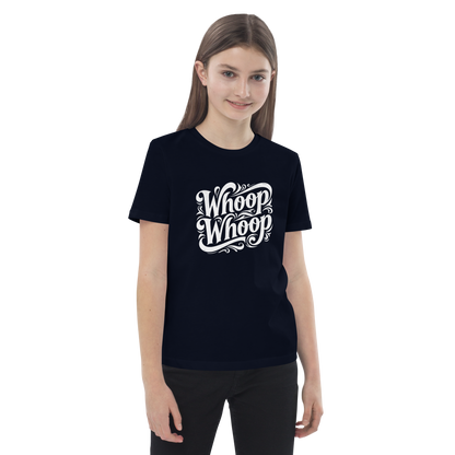 Mädchen trägt ein navy Unisex Kinder T-Shirt mit geschwungenem Whoop Whoop Print
