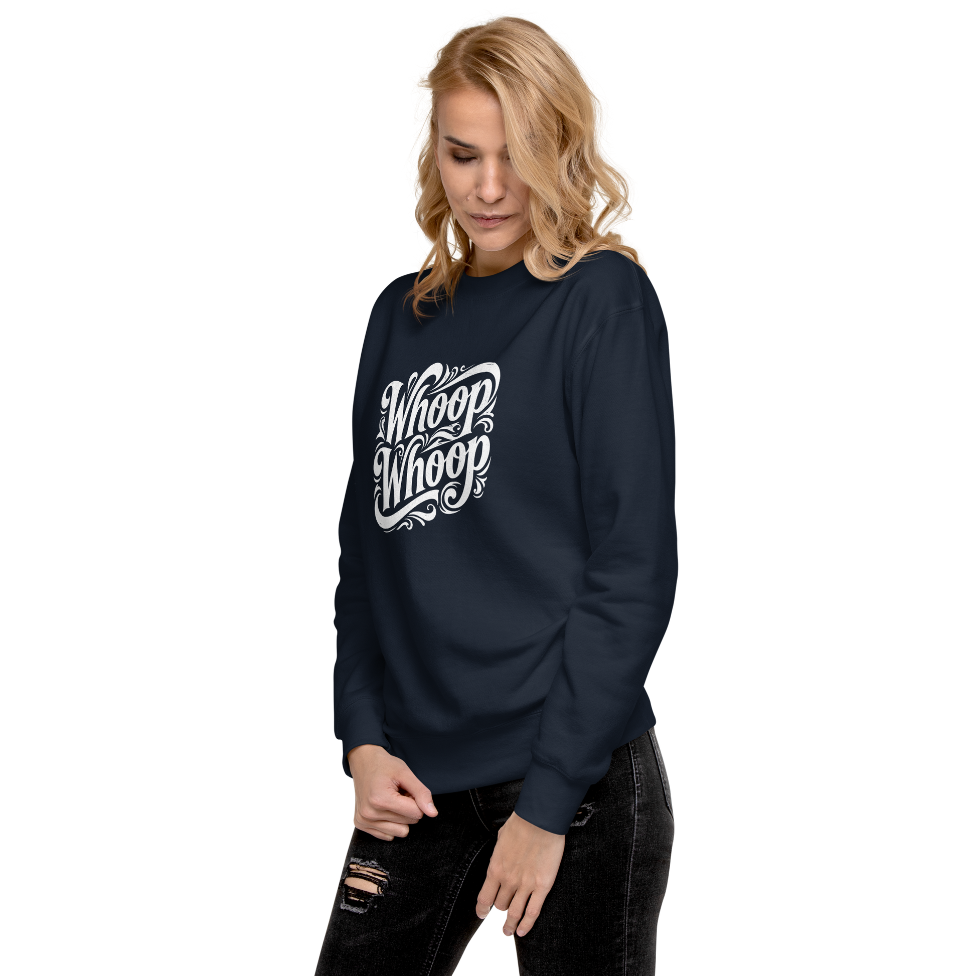 Frau trägt Navy Unisex Pullover mit weißem verschnörkeltem Whoop Whoop Print
