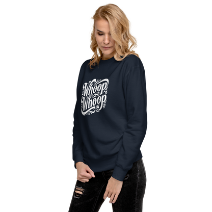 Frau trägt Navy Unisex Pullover mit weißem verschnörkeltem Whoop Whoop Print