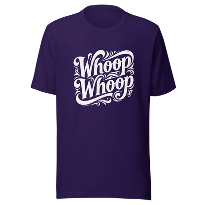 Lila T-Shirt mit dem Schriftzug Whoop Whoop in geschwungenen Buchstaben