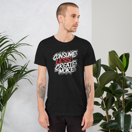 Mann trägt schwarzes Unisex T-Shirt mit   Consume Less, Create More Schriftzug im Streetart Style
