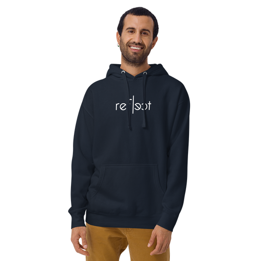 Mann trägt navy Unisex Hoodie mit weißem reflect Schriftzug, Brustprint
