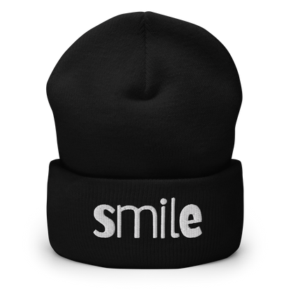 Schwarzes Beanie mit smile Schriftzug bestickt