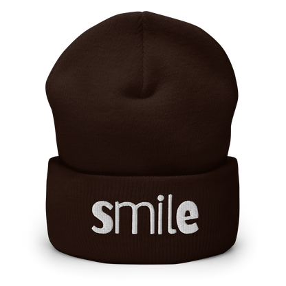 Braunes Beanie mit smile Schriftzug bestickt