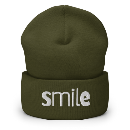 Olivegrünes Beanie mit smile Schriftzug bestickt