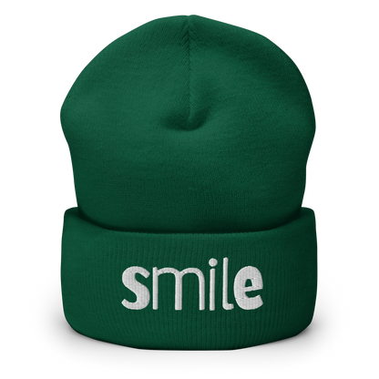 Waldgrünes Beanie mit smile Schriftzug bestickt
